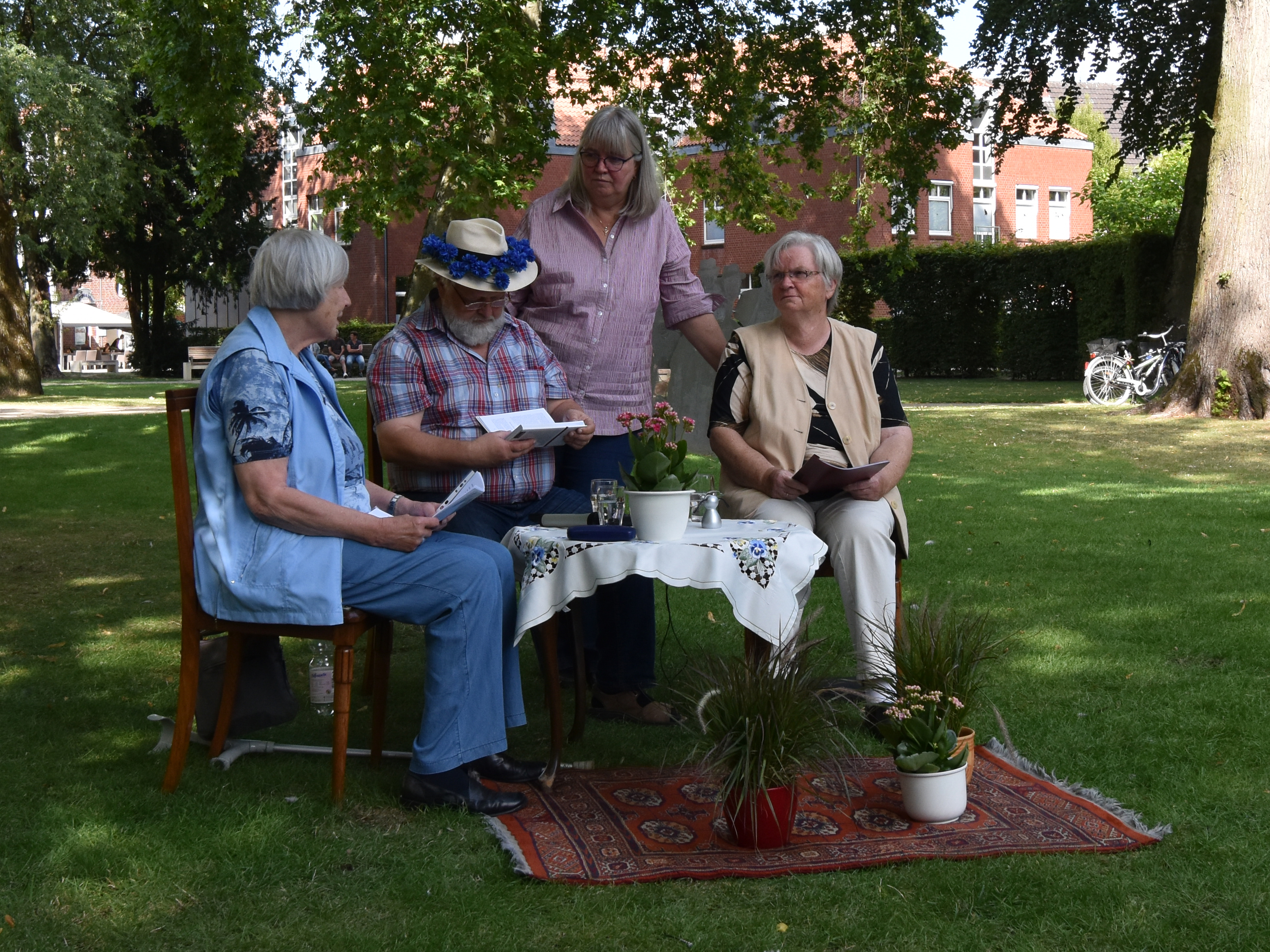 2022 08 08 Berkel Lesung SeniorenNetzwerk 0008 Vorbereitungen